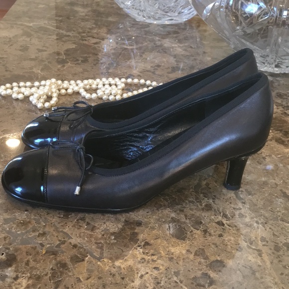 CHANEL Black Leather Cap Toe Bow Low Heel Pumps size EU 38 US 7.5 - Picture 2 of 16